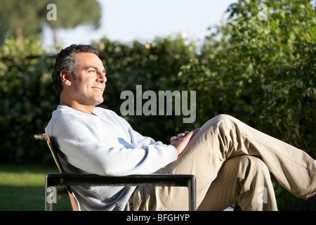 Uomo Relax in Giardino Foto Stock