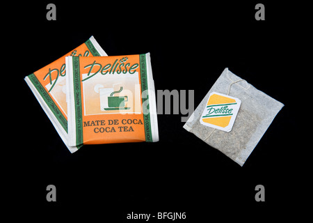 Delisse mate de coca tè, un peruviano tradizionale bevanda a base di erbe fatta con le foglie di coca (Erythroxylum coca) contenente cocaina. Foto Stock