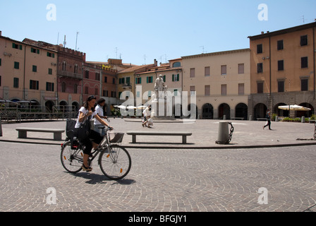 Piazza Dante con la statua per i Duchi di Lorena Foto Stock