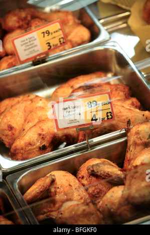 Pollo arrosto cotto e pronto da mangiare per la vendita in un supermercato UK. Foto Stock