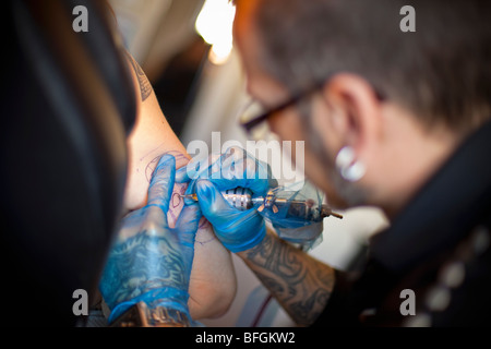 Tatuaggio artista che lavora Foto Stock