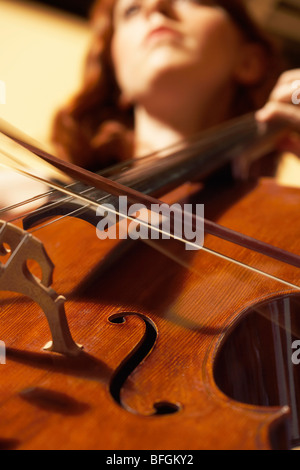 Donna che gioca contrabbasso, vista dal basso, close-up Foto Stock