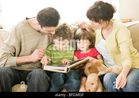 Famiglia guardando album di foto Foto Stock