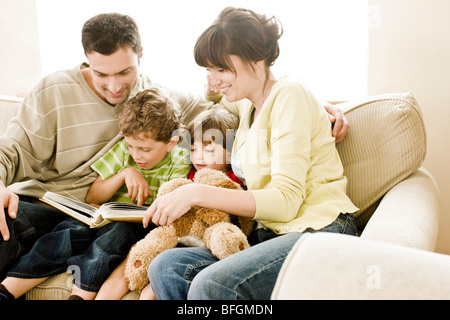 Famiglia guardando album di foto Foto Stock