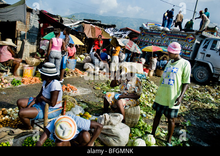 Donne vendere verdure in la soluzione salina mercato, Port-au-Prince, Haiti. Foto Stock