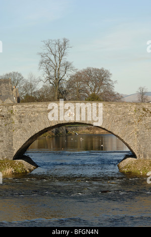 Una pietra ponte stradale sul fiume Kent in Kendal Cumbria Regno Unito. Foto Stock