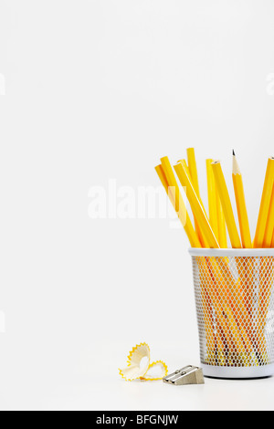 Gruppo di matite di colore giallo nel supporto da temperino Foto Stock