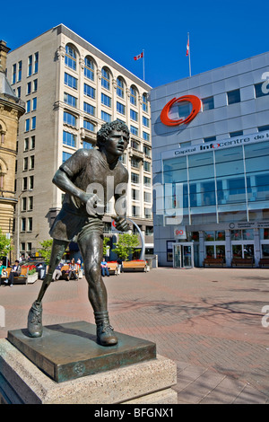 Terry Fox statua che si trova nella parte anteriore del centro informazioni, Ottawa, Ontario, Canada Foto Stock