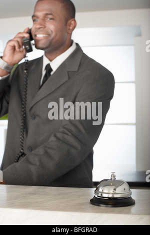 Imprenditore sul telefono alla reception Foto Stock