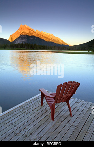 Sedia sul molo al Lago Vermillion con Mount Rundle in background. Il Parco Nazionale di Banff, Alberta, Canada. Foto Stock