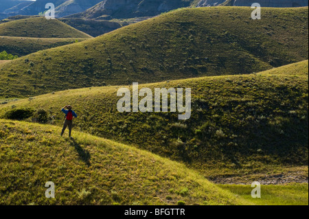 Un escursionista si affaccia sul paesaggio, Big Muddy Badlands, Saskatchewan, Canada Foto Stock