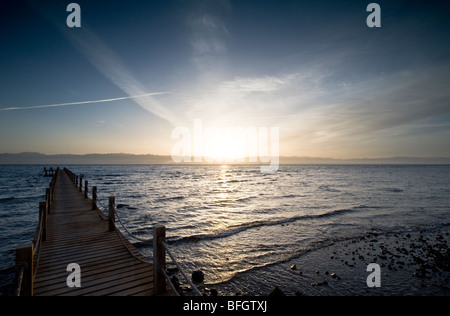 Alba sul Taba Heights, Taba, Sinai,Rea mare, Egitto, Africa, con calme acque blu in primo piano e le immersioni jetty a sinistra. Foto Stock