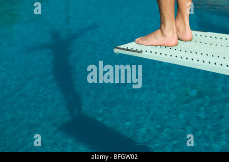 Nuotatore in piedi sul trampolino Foto Stock