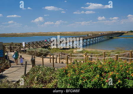 Il Portogallo, Algarve, il ponte al di sopra della riserva naturale della laguna di Quinta do Lago beach Foto Stock