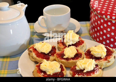 Tè alla crema, tradizionale tè alla crema, scones con marmellata e clotted cream e pentola di tè Foto Stock
