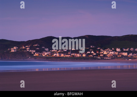 La piccola stazione balneare di Woolacombe all'alba dalla spiaggia Putsborough sulla North Devon Coast UK Foto Stock