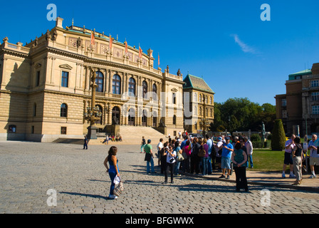 Namesti Jana Palacha quadrato con Rudolfinum a Praga Repubblica Ceca Europa Foto Stock