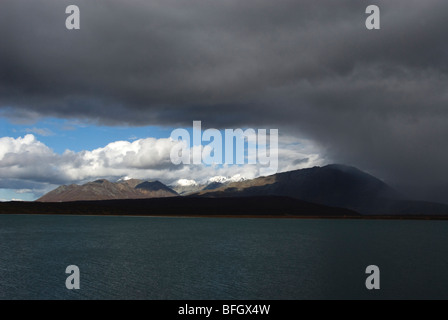 In Storm-cella o tempeste oltre il Vertice Lago con cielo blu sullo sfondo vicino Paxson, Alaska. Foto Stock