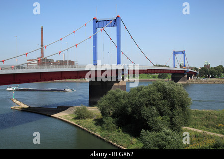 Route der Industriekultur, Friedrich-Ebert-Bruecke, Rheinbruecke zwischen Homberg und Ruhrort mit ThyssenKrupp Kraftwerk Ruhrort, Duisburg, Rhein, Nie Foto Stock