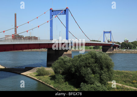 Route der Industriekultur, Friedrich-Ebert-Bruecke, Rheinbruecke zwischen Homberg und Ruhrort mit ThyssenKrupp Kraftwerk Ruhrort, Duisburg, Rhein, Nie Foto Stock