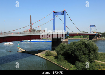 Route der Industriekultur, Friedrich-Ebert-Bruecke, Rheinbruecke zwischen Homberg und Ruhrort mit ThyssenKrupp Kraftwerk Ruhrort, Duisburg, Rhein, Nie Foto Stock