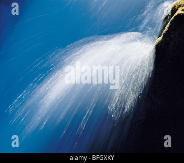 Spruzzare da una cascata, close-up Foto Stock