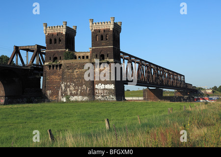 Route der Industriekultur, Rheinbruecke, Duisburg-Hochfelder Eisenbahnbruecke zwischen Rheinhausen und Hochfeld, Duisburg, Rhein, Niederrhein, Ruhrgeb Foto Stock