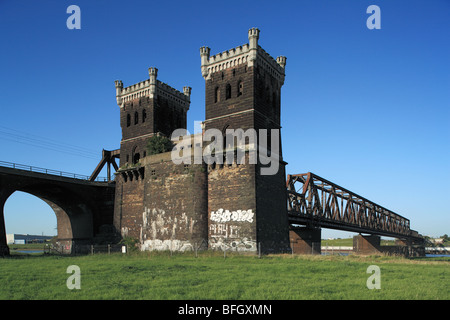 Route der Industriekultur, Rheinbruecke, Duisburg-Hochfelder Eisenbahnbruecke zwischen Rheinhausen und Hochfeld, Duisburg, Rhein, Niederrhein, Ruhrgeb Foto Stock