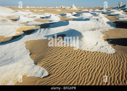 Sabbia giacendo attraverso depositi di minerali Foto Stock