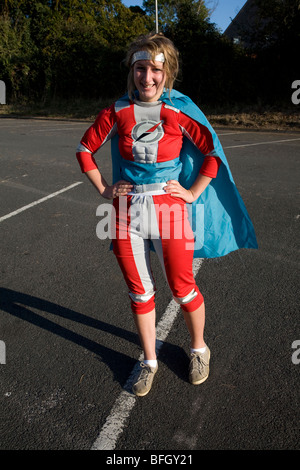 Ragazza adolescente in super hero costume Foto Stock