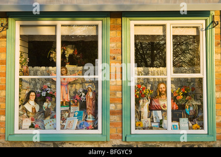 La finestra di visualizzazione di un negozio che vende i religiosi e oggetti devozionali, Quebec City, Quebec, Canada Foto Stock