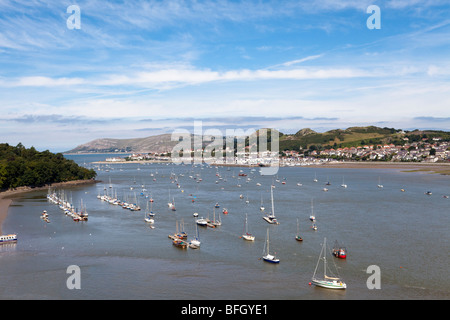 Guardando attraverso la Conwy Estuario per Deganwy da Conwy (Conway) Castello, Conwy, Galles Foto Stock