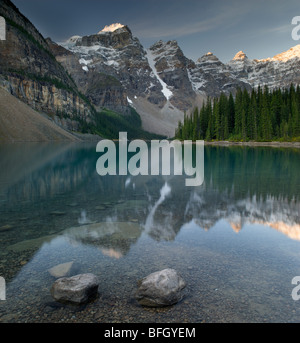 Picchi Wenkchemna, Moraine Lake, il Parco Nazionale di Banff, Alberta, Canada Foto Stock