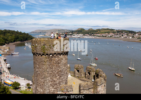 Guardando attraverso la Conwy Estuario per Deganwy da Conwy (Conway) Castello, Conwy, Galles Foto Stock