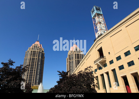 Mississauga City Hall e edifici condominiali, Mississauga, Ontario, Canada Foto Stock