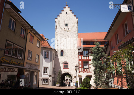 Marktstraße, Markdorf, Baden-Württemberg, Germania. Il vecchio gateway e grande meridiana sulla strada di ciottoli entro Altstadt mura Foto Stock