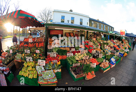 Regno Unito west London chiswick essex luogo piazza un mercato di frutta e verdura in stallo Foto Stock