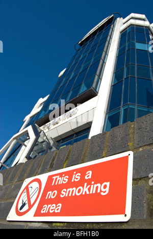 Questa è una zona non fumatori firmare al di fuori di un edificio per uffici sulla Great West Road, Brentford, Londra, Inghilterra Foto Stock