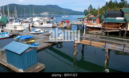 Barche marine e a Brentwood Bay in Vancouver Island's Saanich Inlet, British Columbia, Canada. Foto Stock