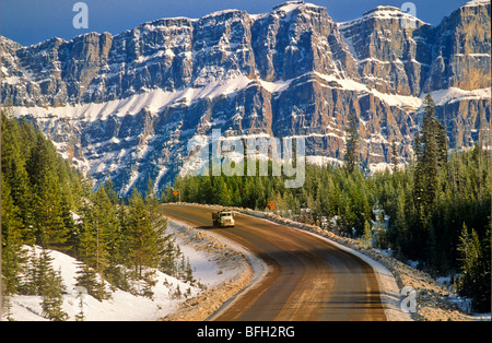 La guida di automezzi pesanti sulla Trans Canada Highway con Castle Mountain in background. Il Parco Nazionale di Banff, Alberta, Canada Foto Stock