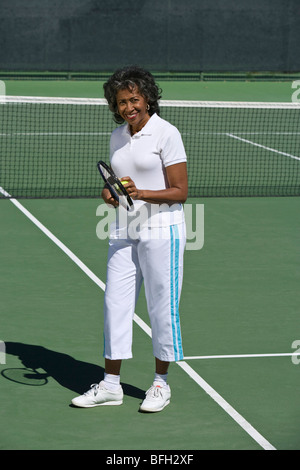 Femmina giocatore di tennis su corte, ritratto Foto Stock