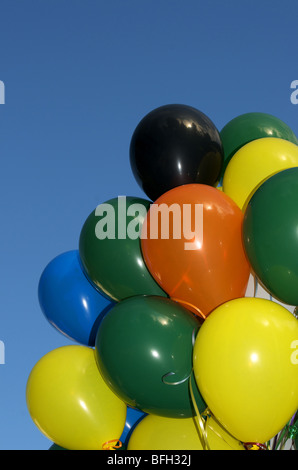 Bouquet di palloncini colorati contro il cielo blu Foto Stock