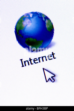 Macro screenshot di l'icona di connessione a internet e i tasti cursore / freccia sullo schermo di un computer. Foto Stock
