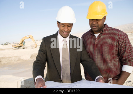 Surveyor e lavoratore edile studiare cianografia Foto Stock