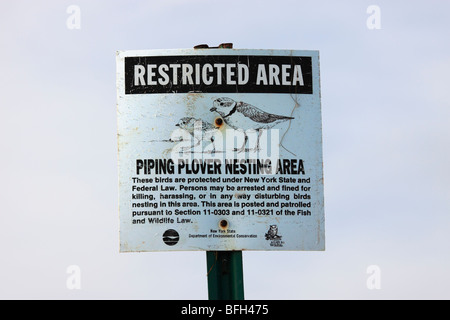 Segno allertare le persone che si trovano in un uccello protetto area di nidificazione, Fire Island, Long Island, NY Foto Stock