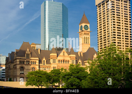 Vista del vecchio Municipio da Nathan Phillips Square, il centro cittadino di Toronto, Ontario, Canada Foto Stock