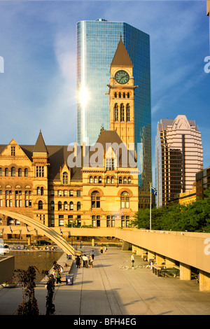 Vista del vecchio Municipio da Nathan Phillips Square, il centro cittadino di Toronto, Ontario, Canada Foto Stock