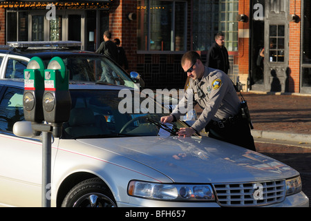 La polizia che rilascia i biglietti per il parcheggio. Foto Stock