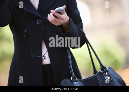 Imprenditrice con borsetta e mobili a metà sezione Foto Stock