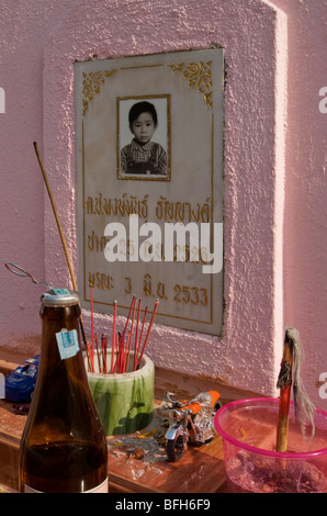 La tomba di un bambino presso il cimitero Cinese di Kanchanaburi, Thailandia Foto Stock
